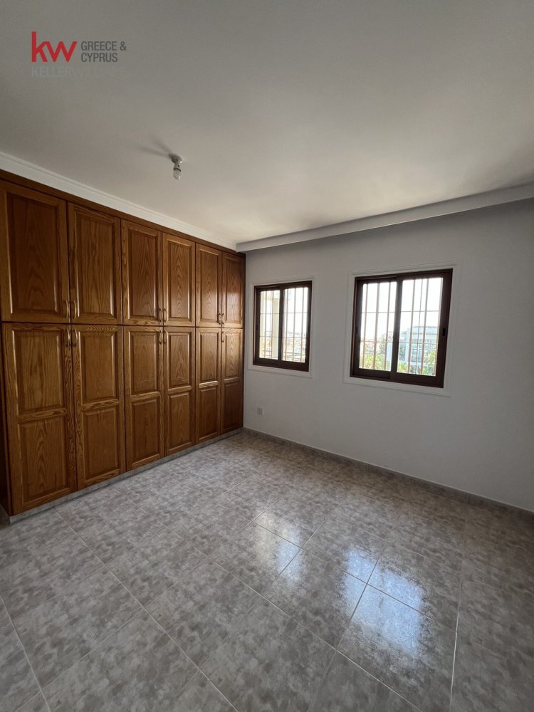 Офис с 5 комнатами в Ларнака, Кипр № 39810