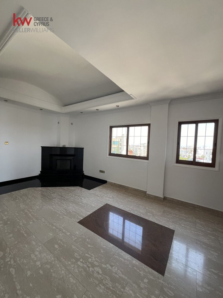 Офис с 5 комнатами в Ларнака, Кипр № 39810