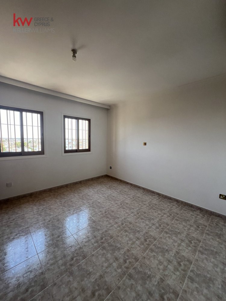 Офис с 5 комнатами в Ларнака, Кипр № 39810