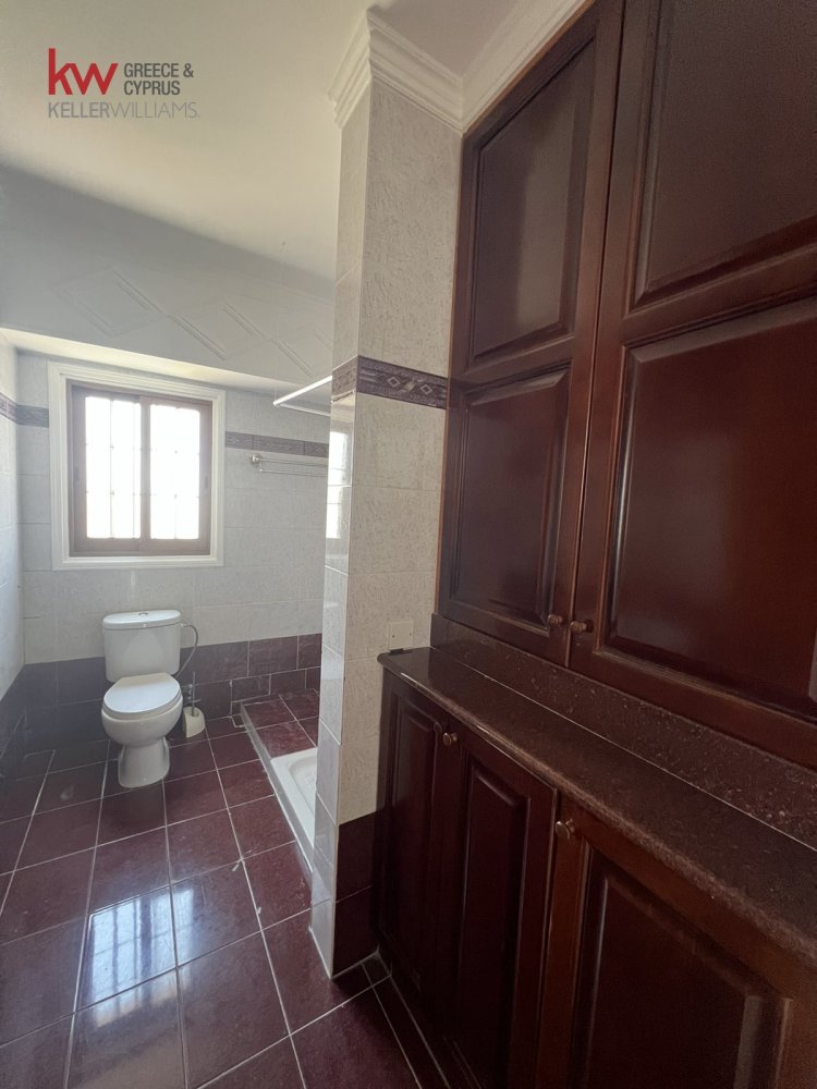 Офис с 5 комнатами в Ларнака, Кипр № 39810