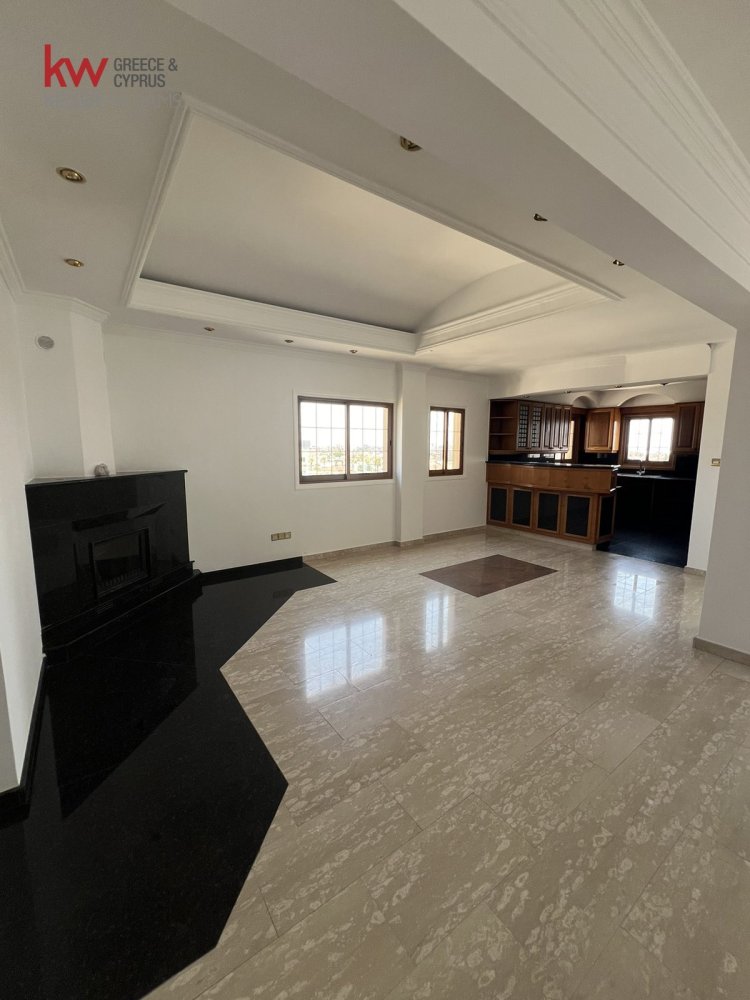 Офис с 5 комнатами в Ларнака, Кипр № 39810