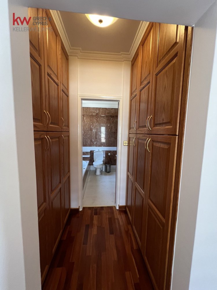 Офис с 5 комнатами в Ларнака, Кипр № 39810