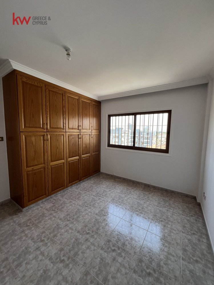 Офис с 5 комнатами в Ларнака, Кипр № 39810