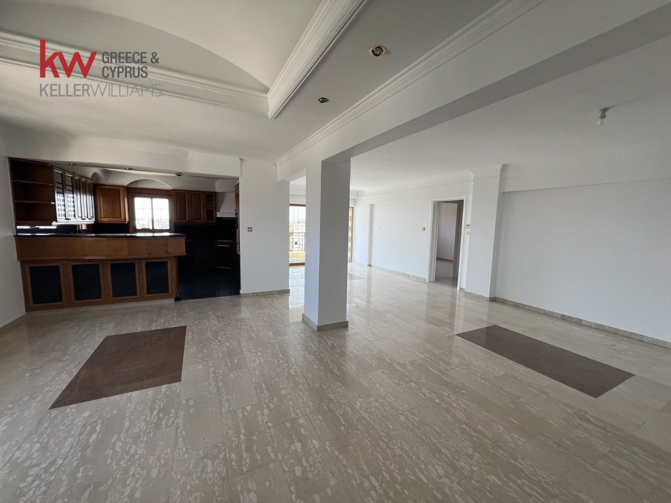 Офис с 5 комнатами в Ларнака, Кипр № 39810