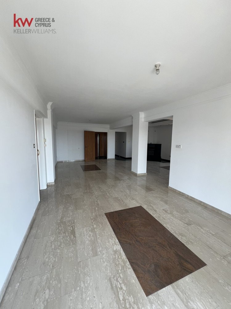 Офис с 5 комнатами в Ларнака, Кипр № 39810