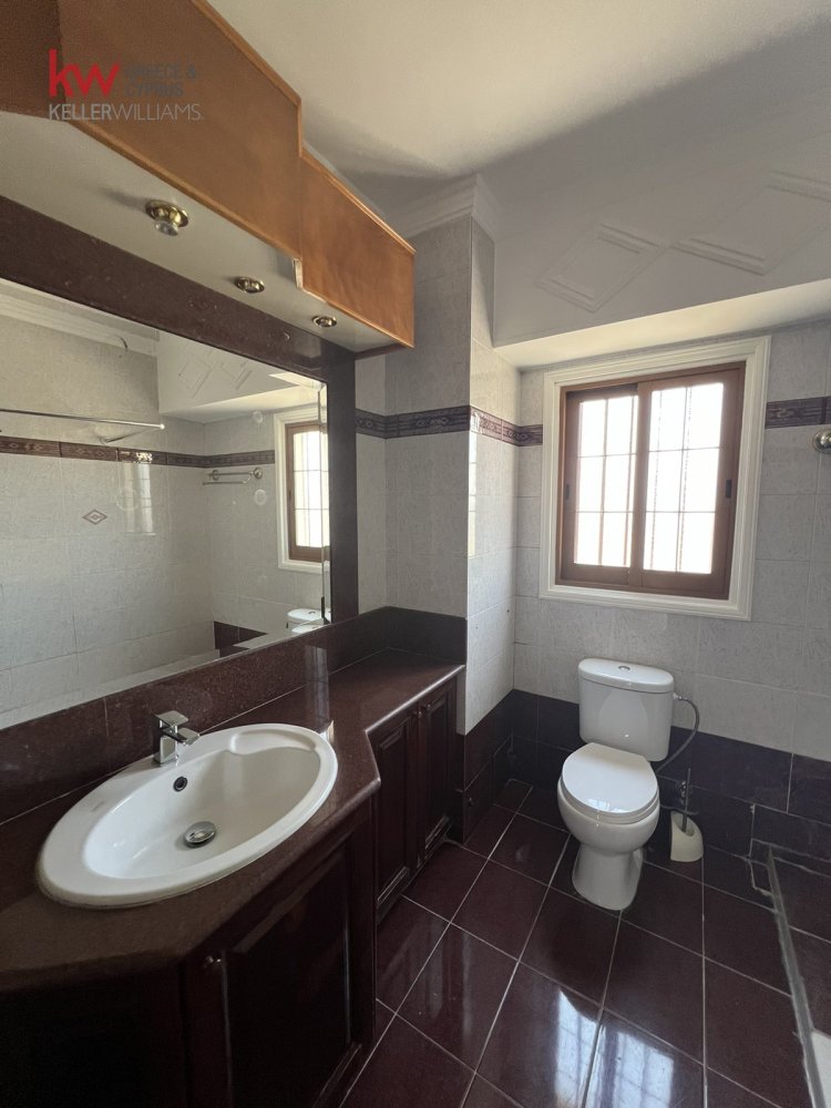 Офис с 5 комнатами в Ларнака, Кипр № 39810