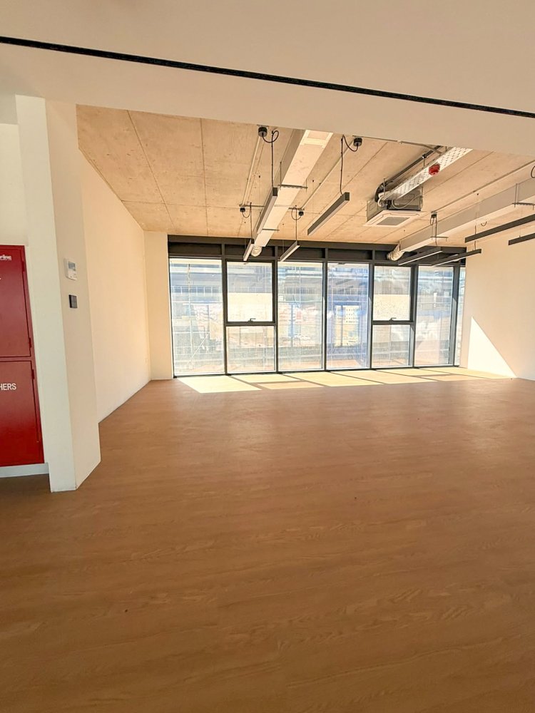 6 rooms Office in Mesa Geitonia, Limassol, Cyprus No. 62333