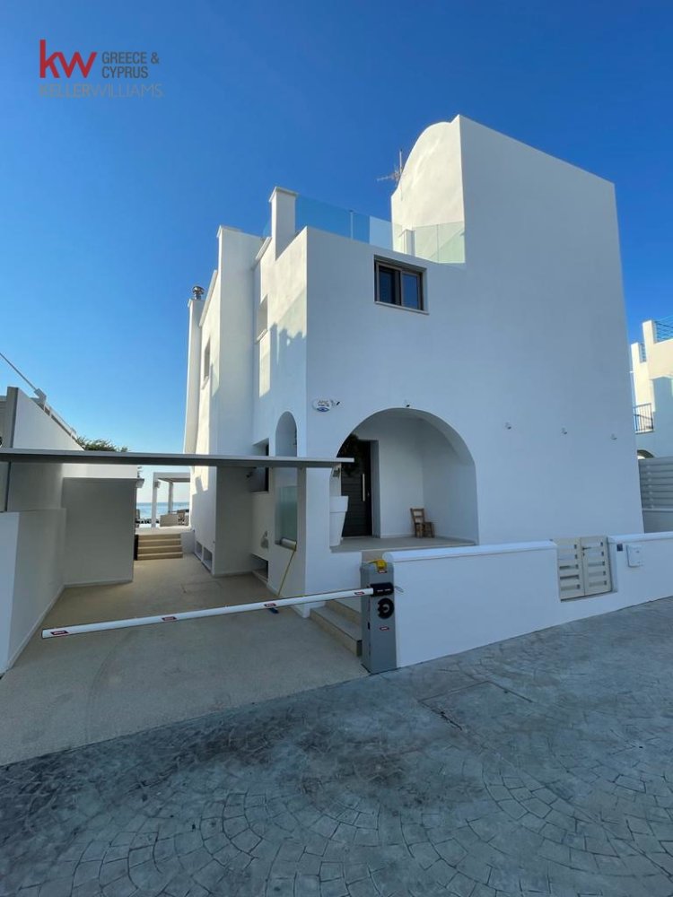5 bedrooms Villa in Paralimni, Ammochostos, Cyprus No. 40446