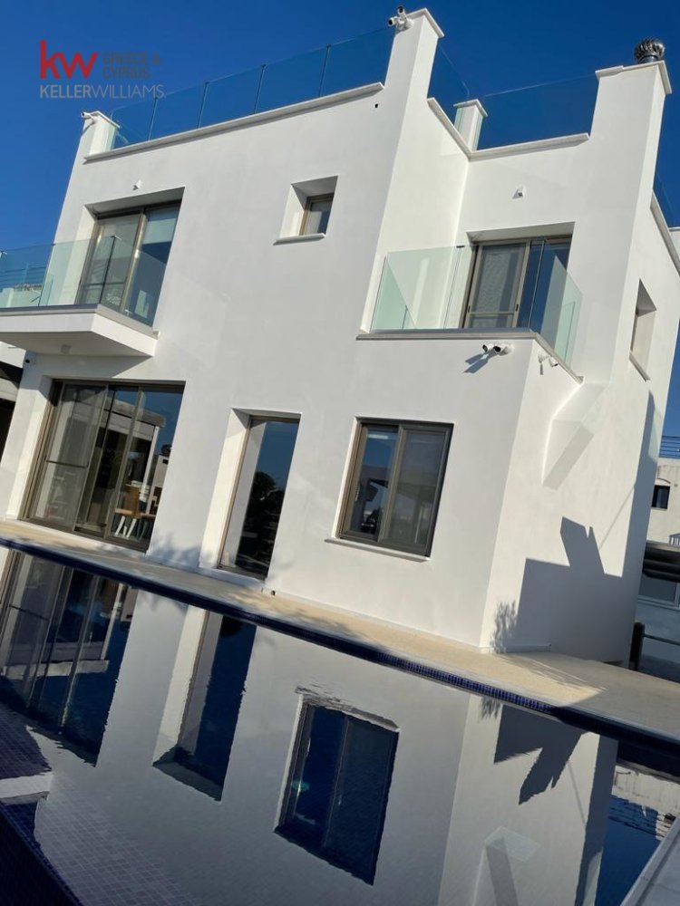 5 bedrooms Villa in Paralimni, Ammochostos, Cyprus No. 40446