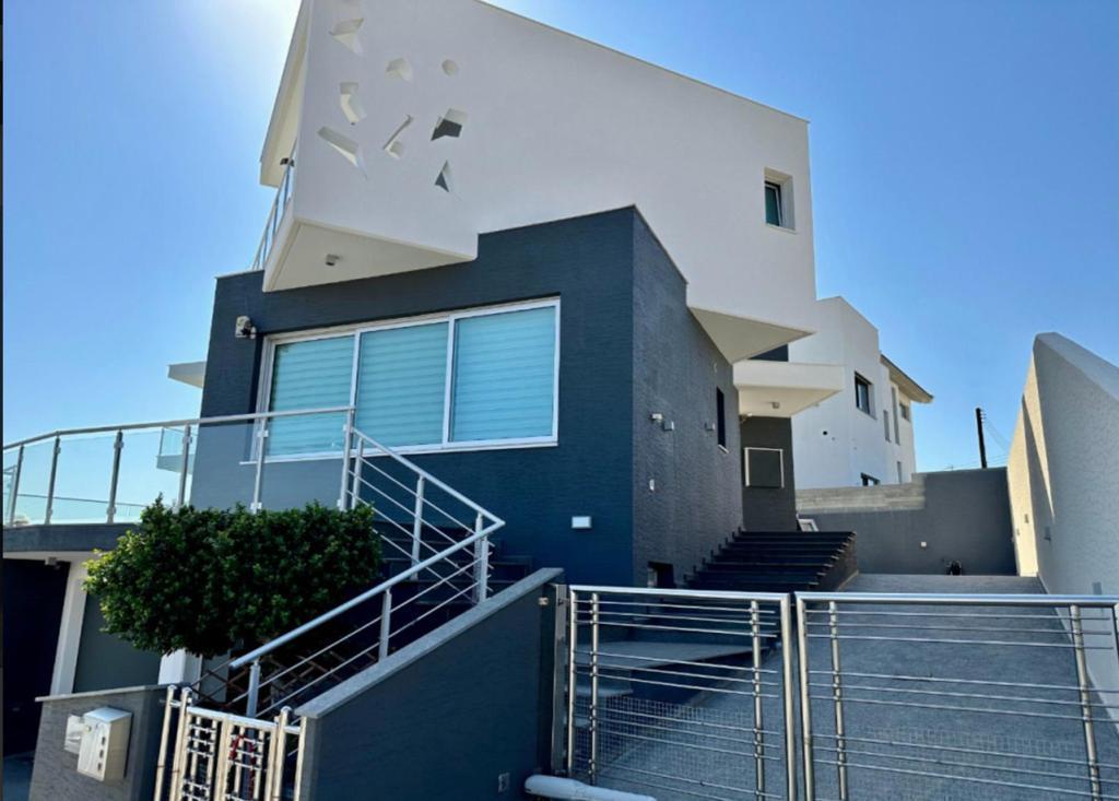 5 bedrooms Villa in Agios Athanasios, Limassol, Cyprus No. 62768