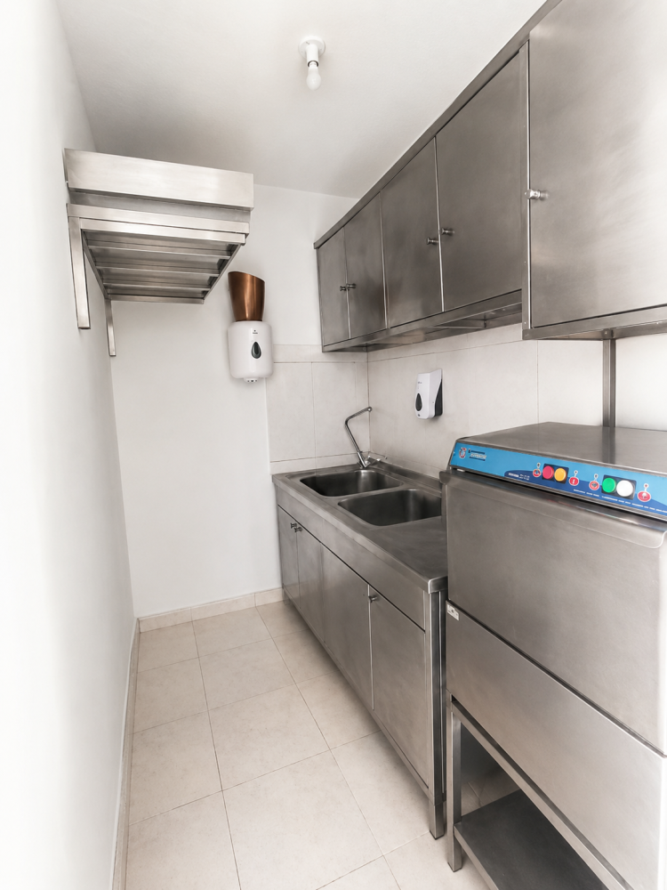 12 rooms Commercial property in Pervolia, Larnaka, Cyprus No. 62512