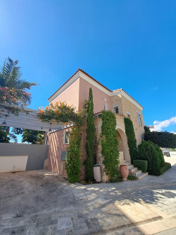 4 bedrooms Villa in Limassol, Cyprus No. 62713