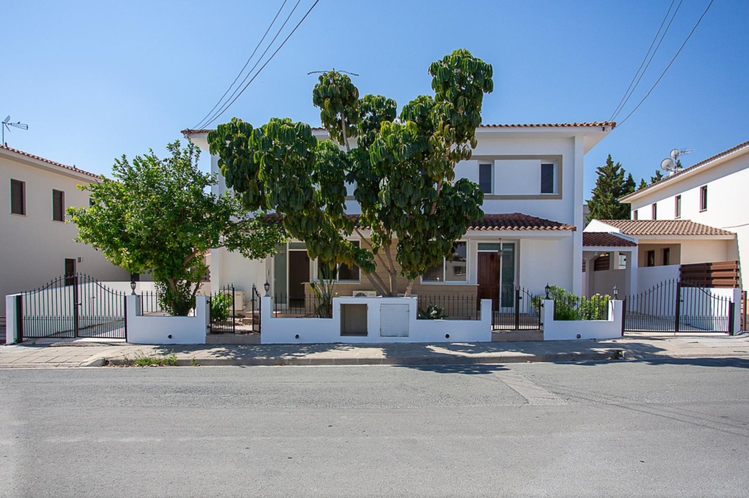 8 bedrooms Townhouse in Aradippou, Larnaka, Cyprus No. 62008