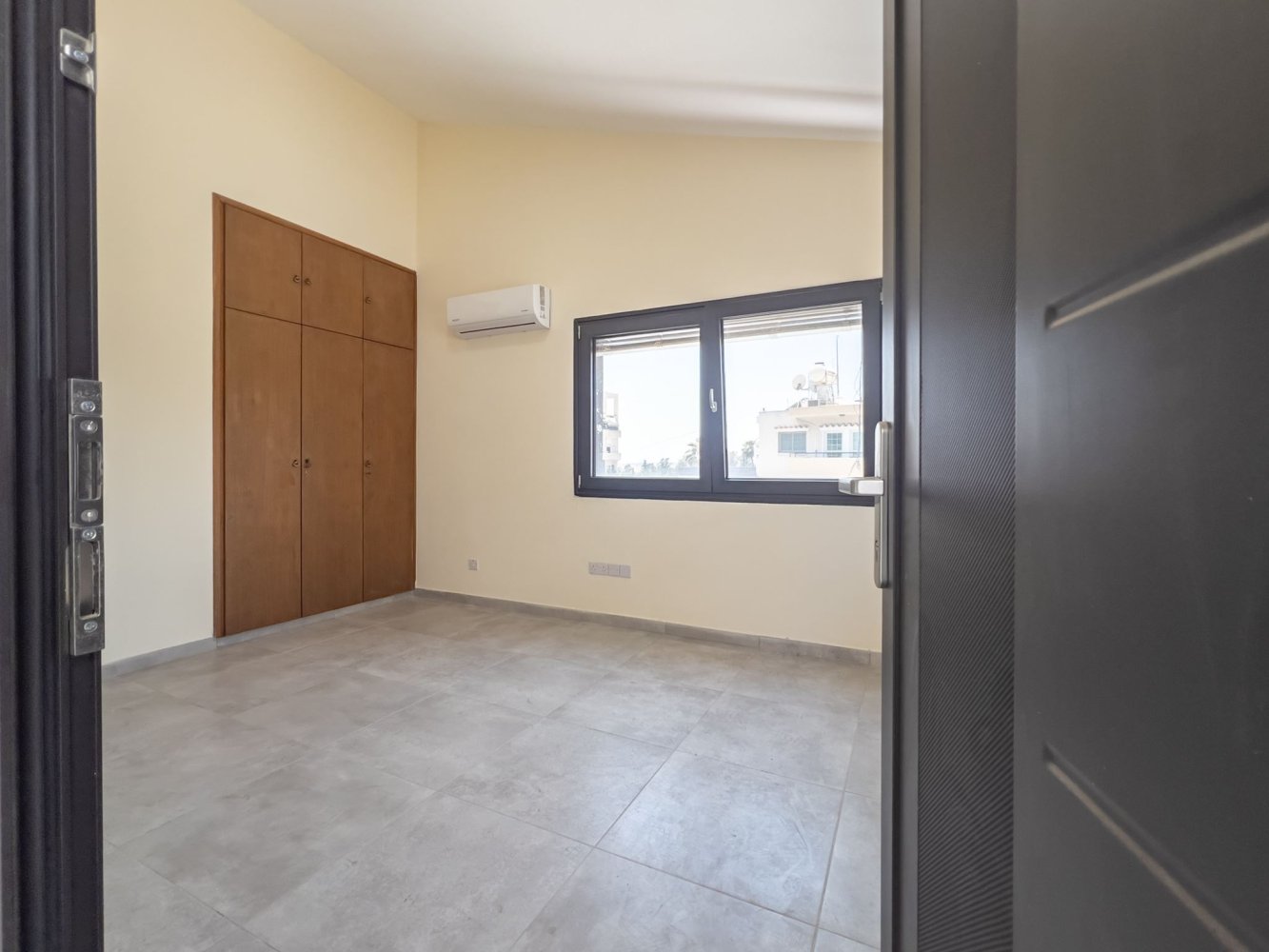 Офис с 3 комнатами в Ларнака, Кипр № 60439