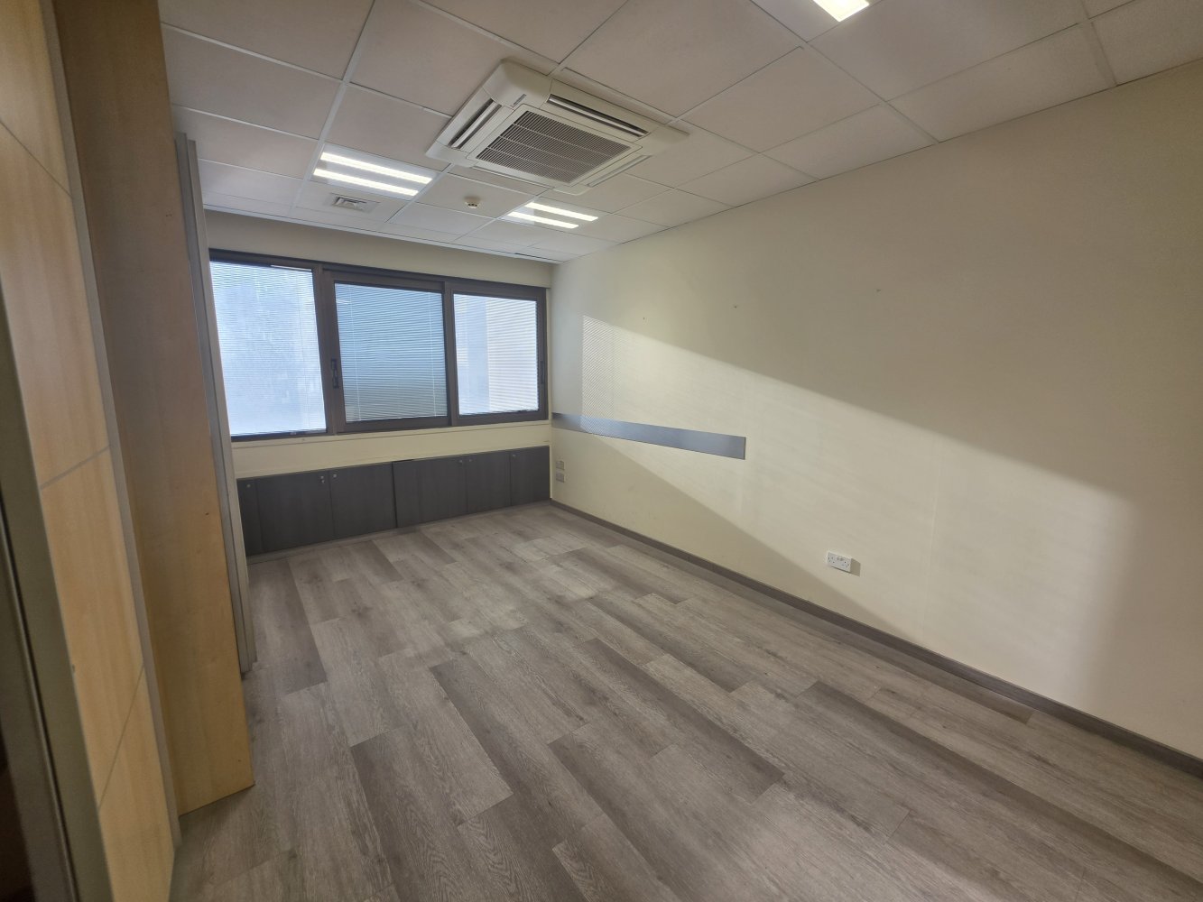 11 habitaciones Oficina en Nicosia, Chipre No. 62062
