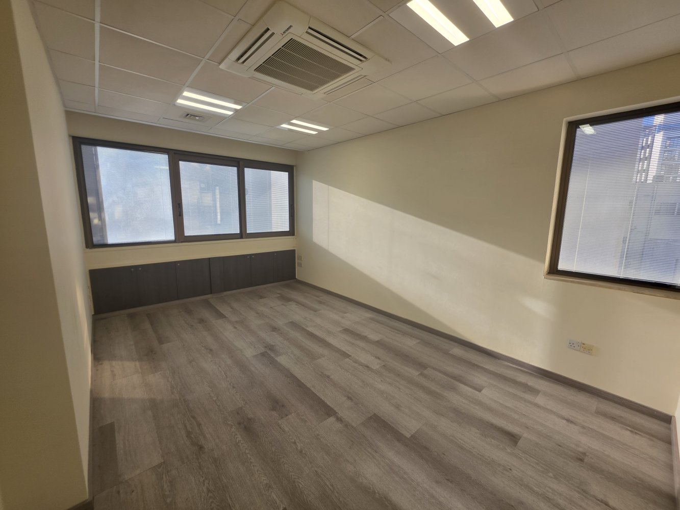 11 habitaciones Oficina en Nicosia, Chipre No. 62062