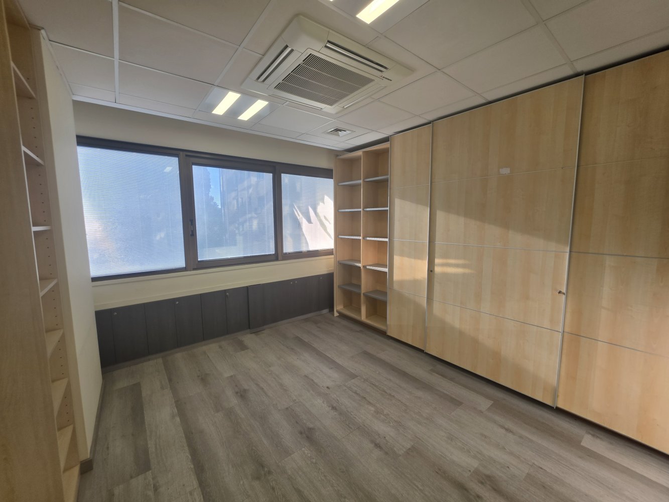 11 habitaciones Oficina en Nicosia, Chipre No. 62062