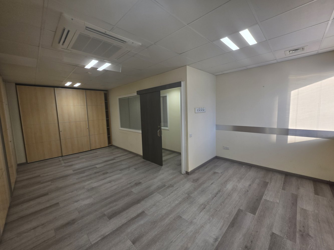 11 habitaciones Oficina en Nicosia, Chipre No. 62062