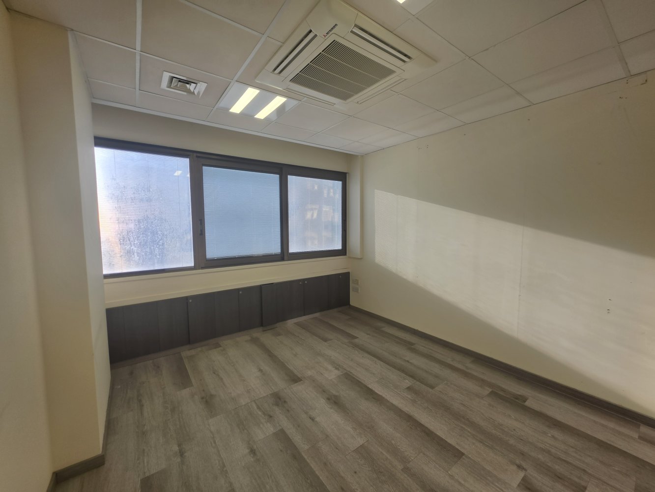11 habitaciones Oficina en Nicosia, Chipre No. 62062