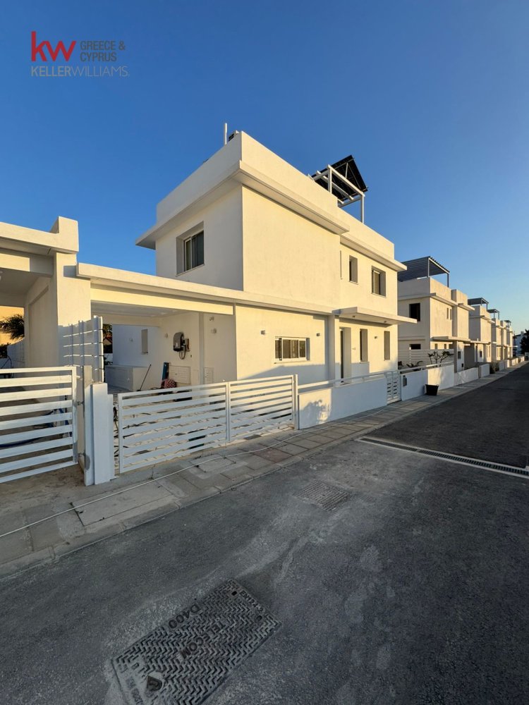 3 bedrooms Villa in Pervolia, Larnaka, Cyprus No. 40026