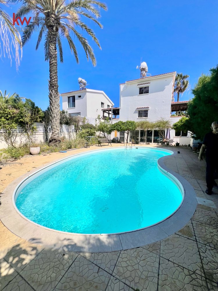 5 bedrooms Villa in Oroklini, Larnaka, Cyprus No. 51821