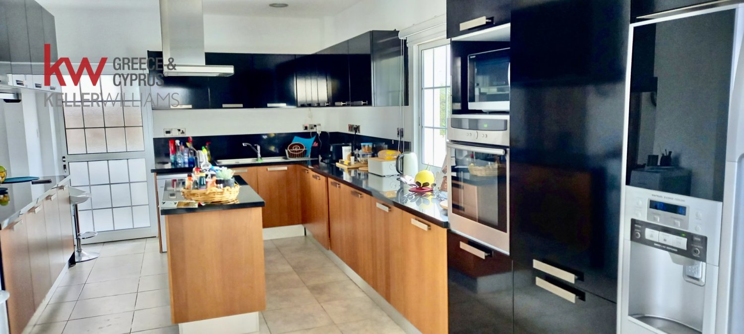 5 bedrooms Villa in Oroklini, Larnaka, Cyprus No. 51821