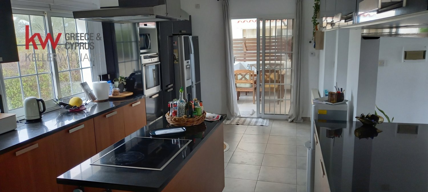 5 bedrooms Villa in Oroklini, Larnaka, Cyprus No. 51821