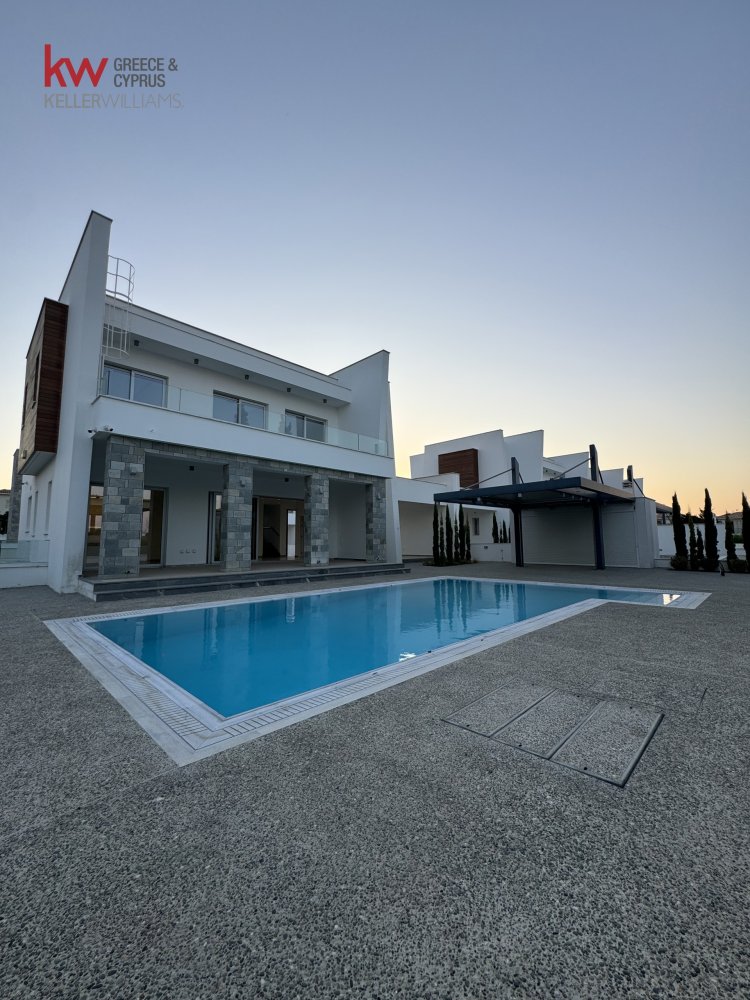 5 bedrooms Villa in Paralimni, Ammochostos, Cyprus No. 40629