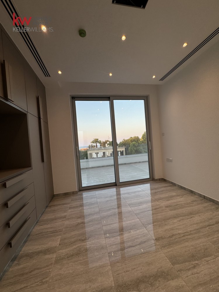 5 bedrooms Villa in Paralimni, Ammochostos, Cyprus No. 40629
