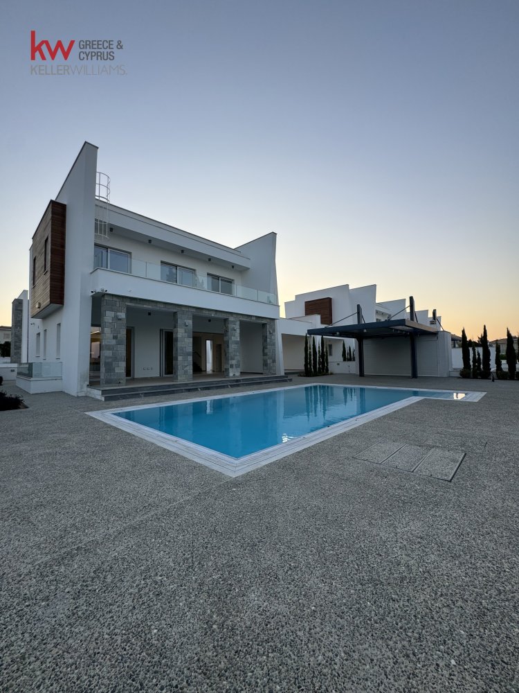 5 bedrooms Villa in Paralimni, Ammochostos, Cyprus No. 40629