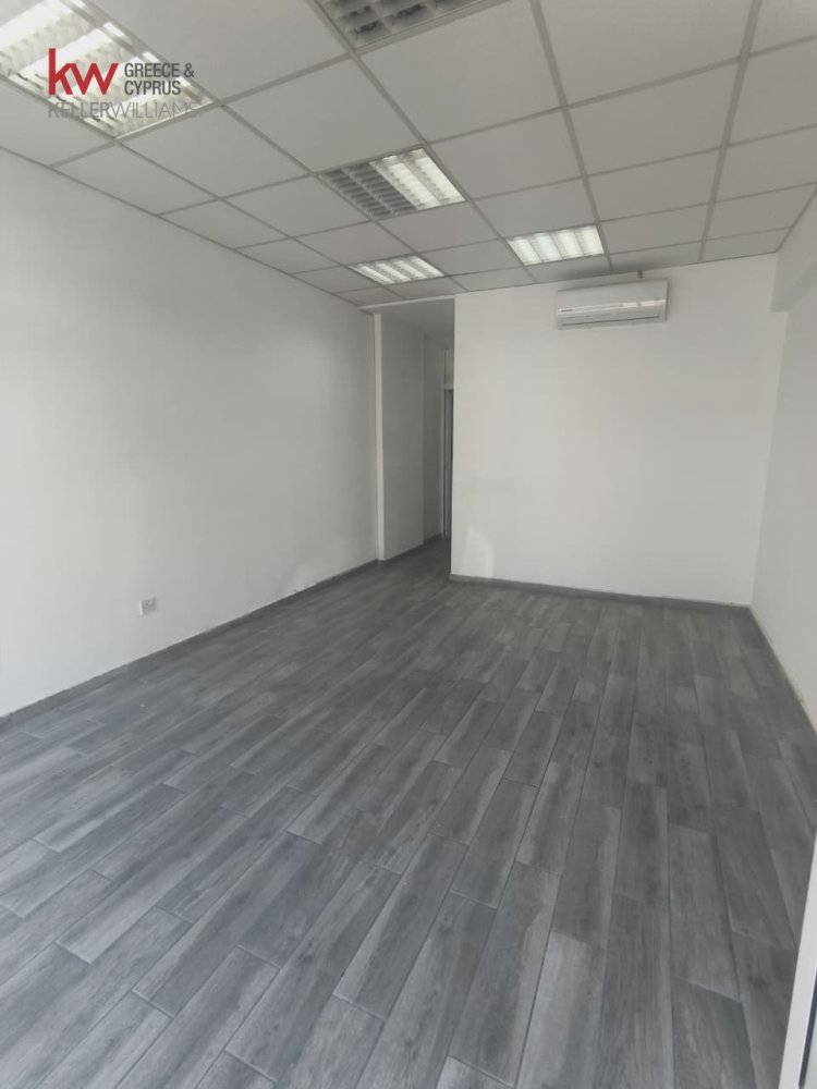 Магазин с 5 комнатами в Ларнака, Кипр № 56670