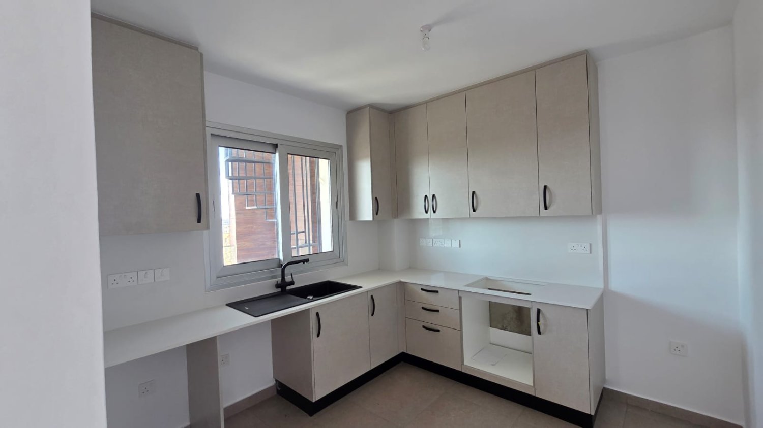 2 bedrooms Apartment in Larnaca, Larnaka, Cyprus No. 39857