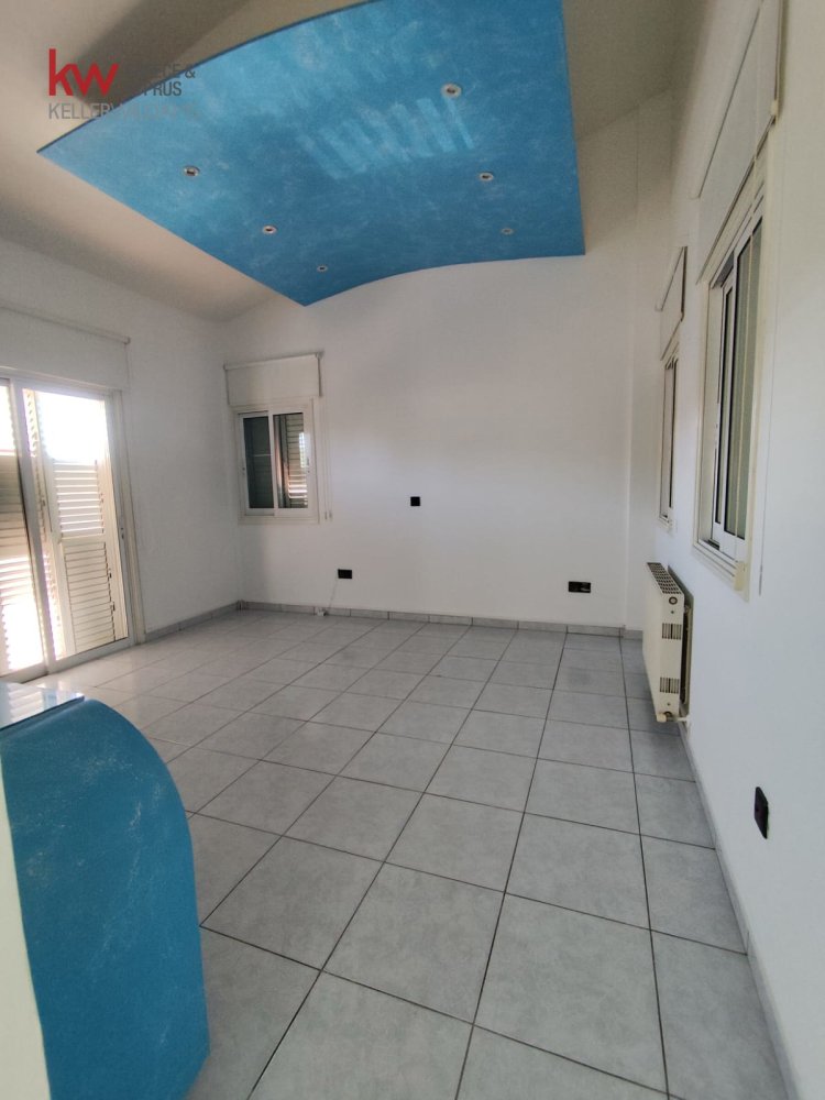 5 bedrooms Villa in Latsia, Nicosia, Cyprus No. 40574