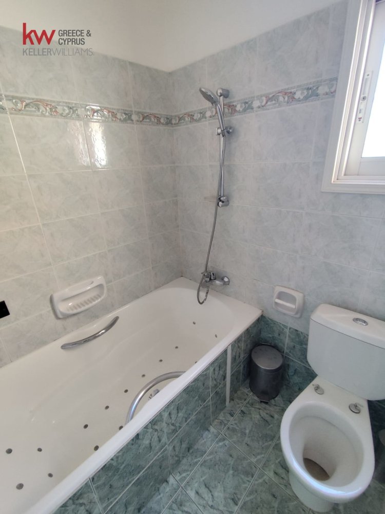 5 bedrooms Villa in Latsia, Nicosia, Cyprus No. 40574