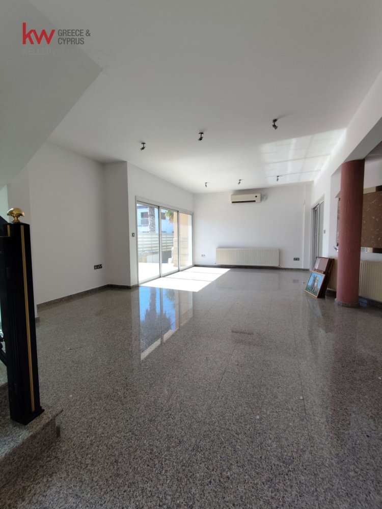5 bedrooms Villa in Latsia, Nicosia, Cyprus No. 40574