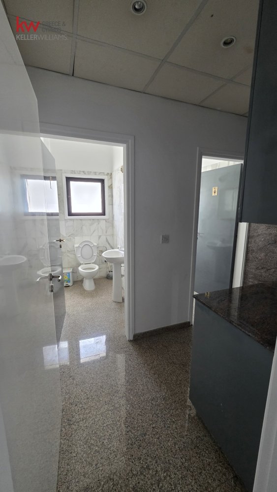 Офис 200м2 в Строволос, Никосия, Кипр № 50559