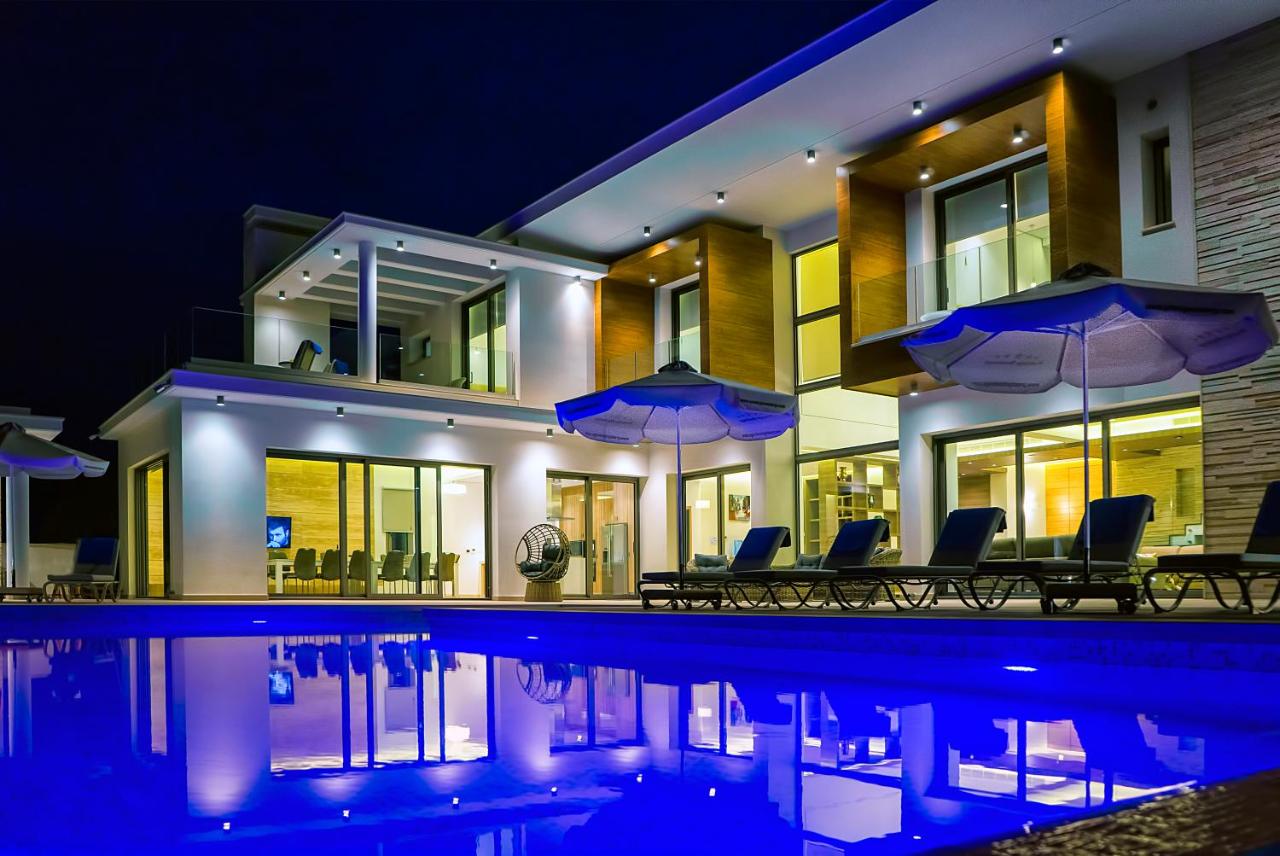 5 bedrooms Villa in Pegeia, Paphos, Cyprus No. 60418