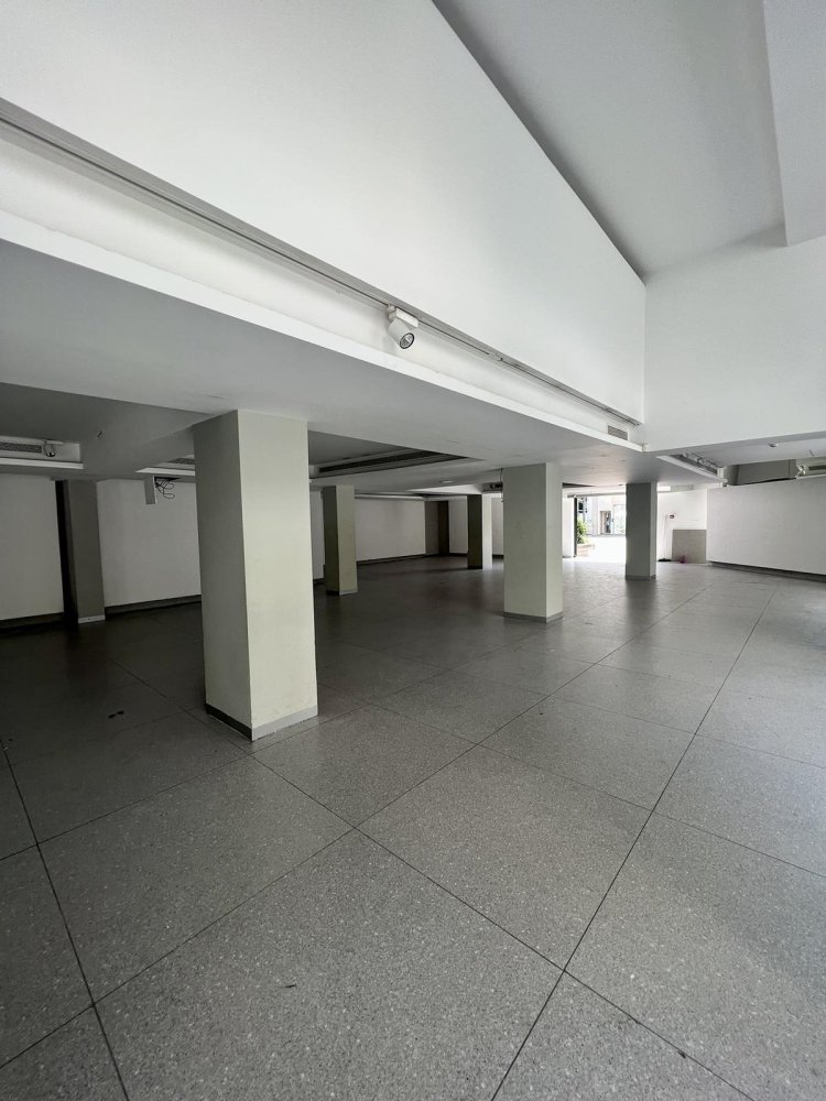 Коммерческая недвижимость 650м2 в Ларнака, Кипр № 40338