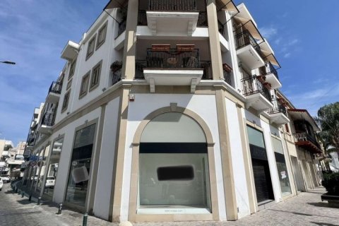 Коммерческая недвижимость 650м2 в Ларнака, Кипр № 40338