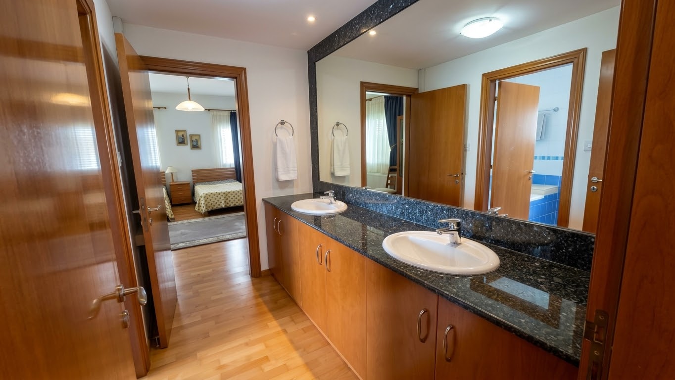 5 bedrooms Villa in Larnaca, Larnaka, Cyprus No. 62661
