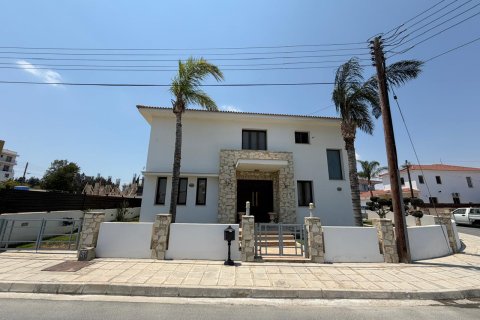 Вилла с 4 спальнями в Арадипу, Ларнака, Кипр № 40055