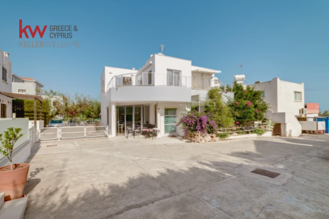 4 bedrooms Villa in Paralimni, Ammochostos, Cyprus No. 40543
