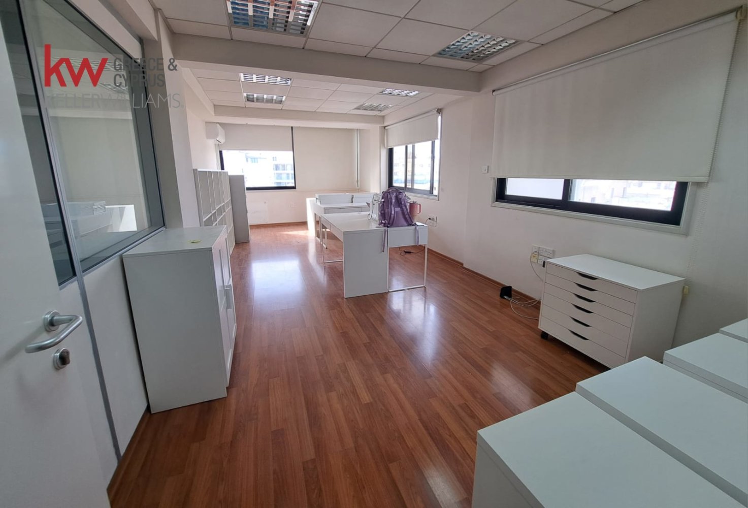 Офис с 3 комнатами в Ларнака, Кипр № 39691