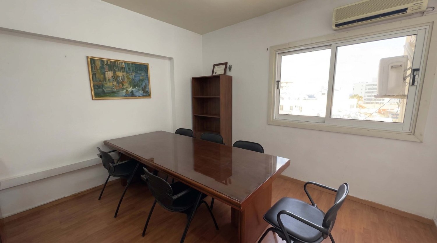 Квартира с 3 спальнями в Ларнака, Кипр № 39536