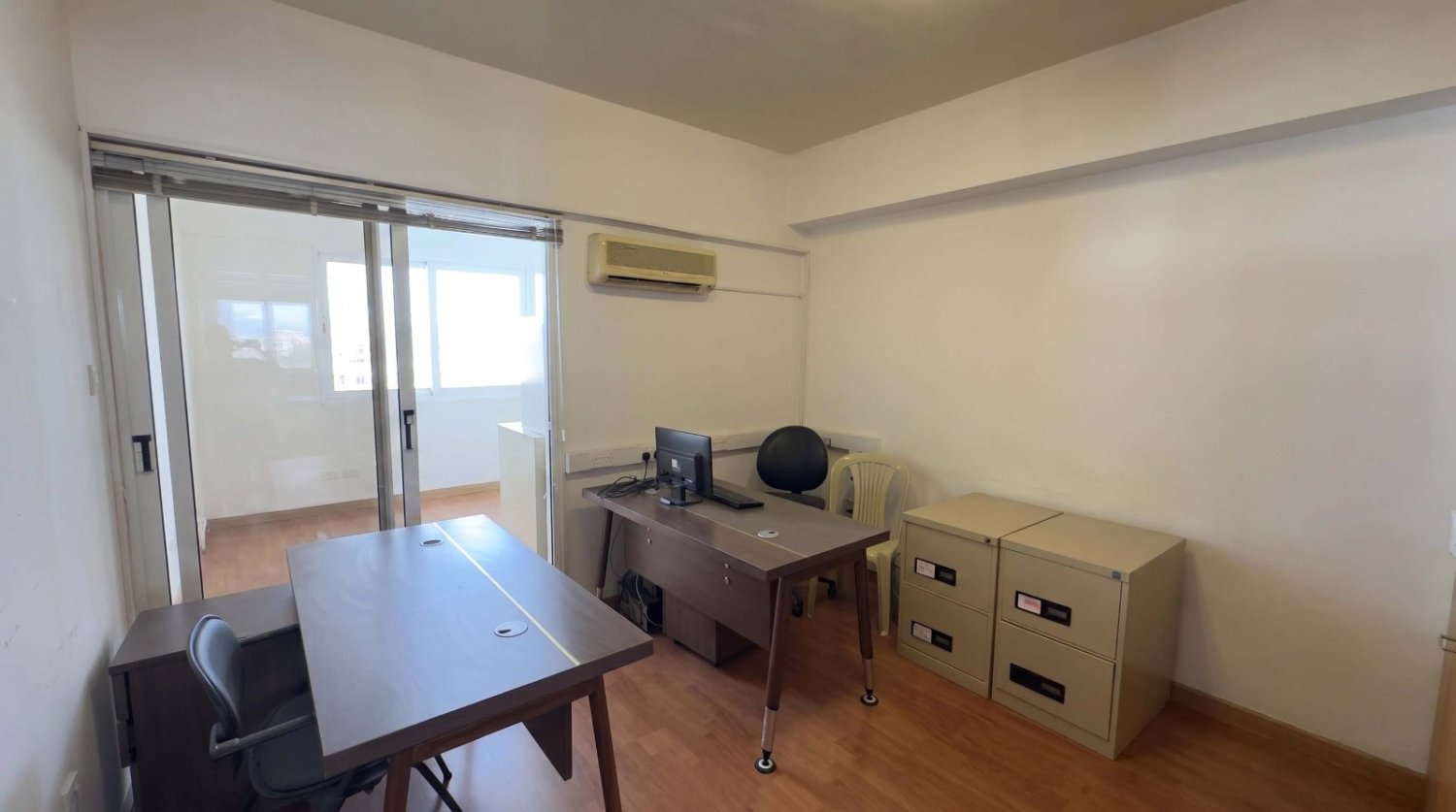 Квартира с 3 спальнями в Ларнака, Кипр № 39536