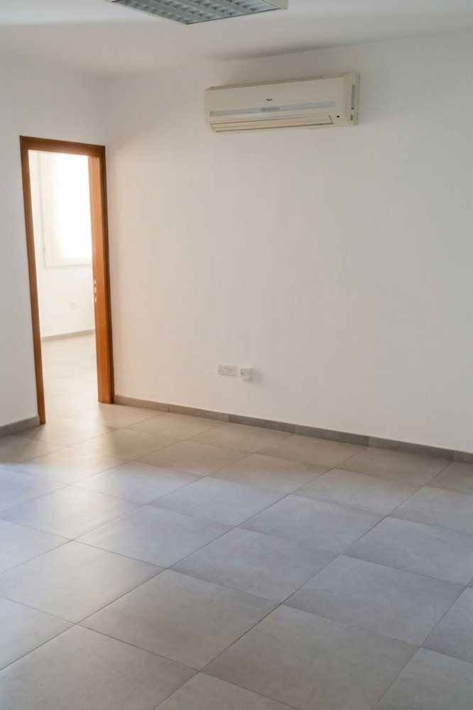 5 pièces Bureau à Aradippou, Larnaka, Chypre No. 61788