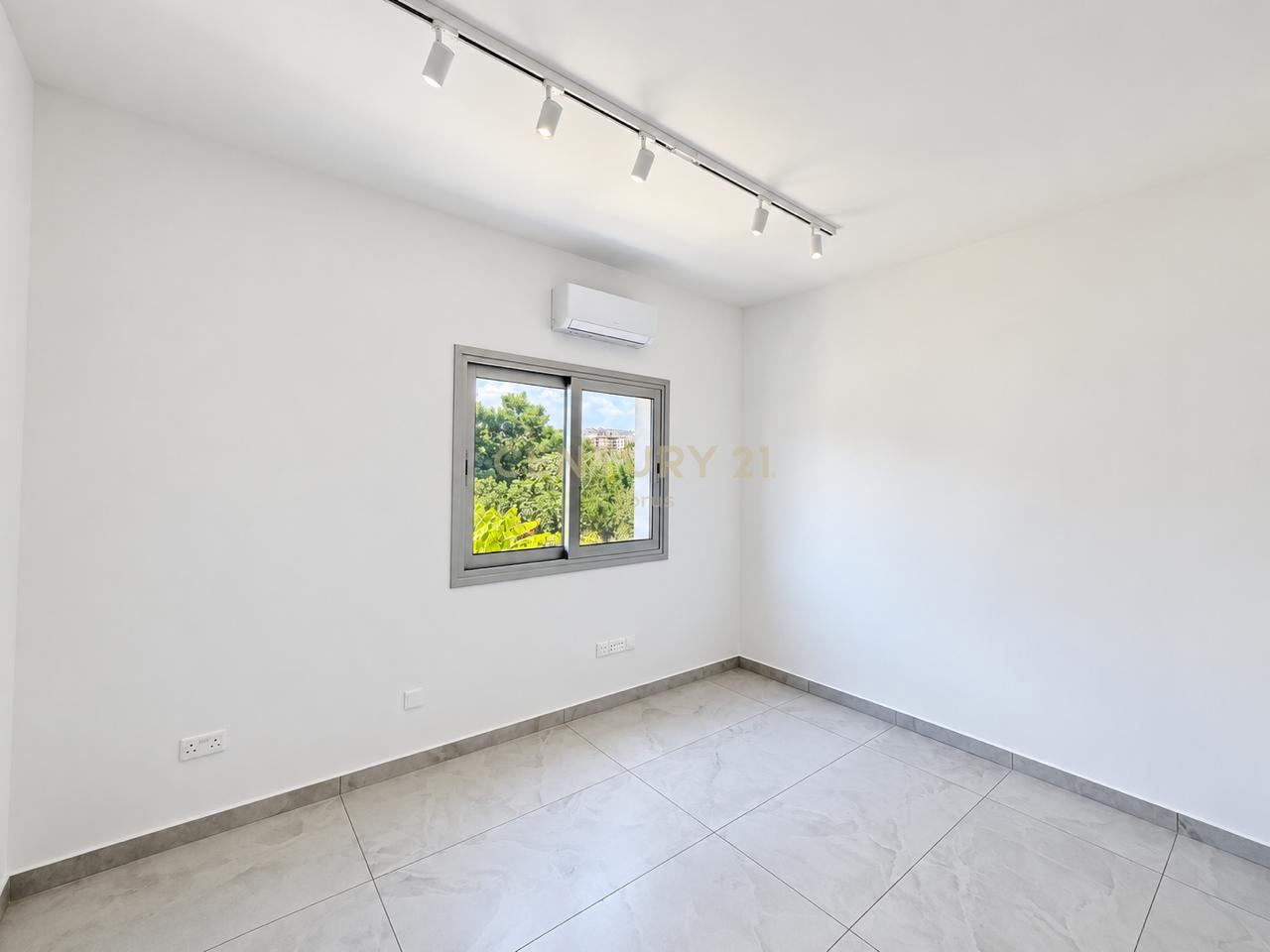 106m2 Oficina en Mesa Geitonia, Limassol, Chipre No. 58887