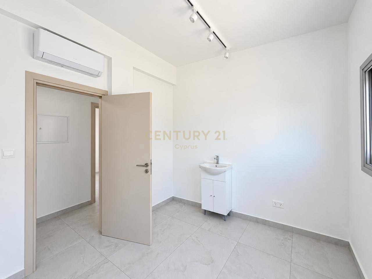 106m2 Oficina en Mesa Geitonia, Limassol, Chipre No. 58887