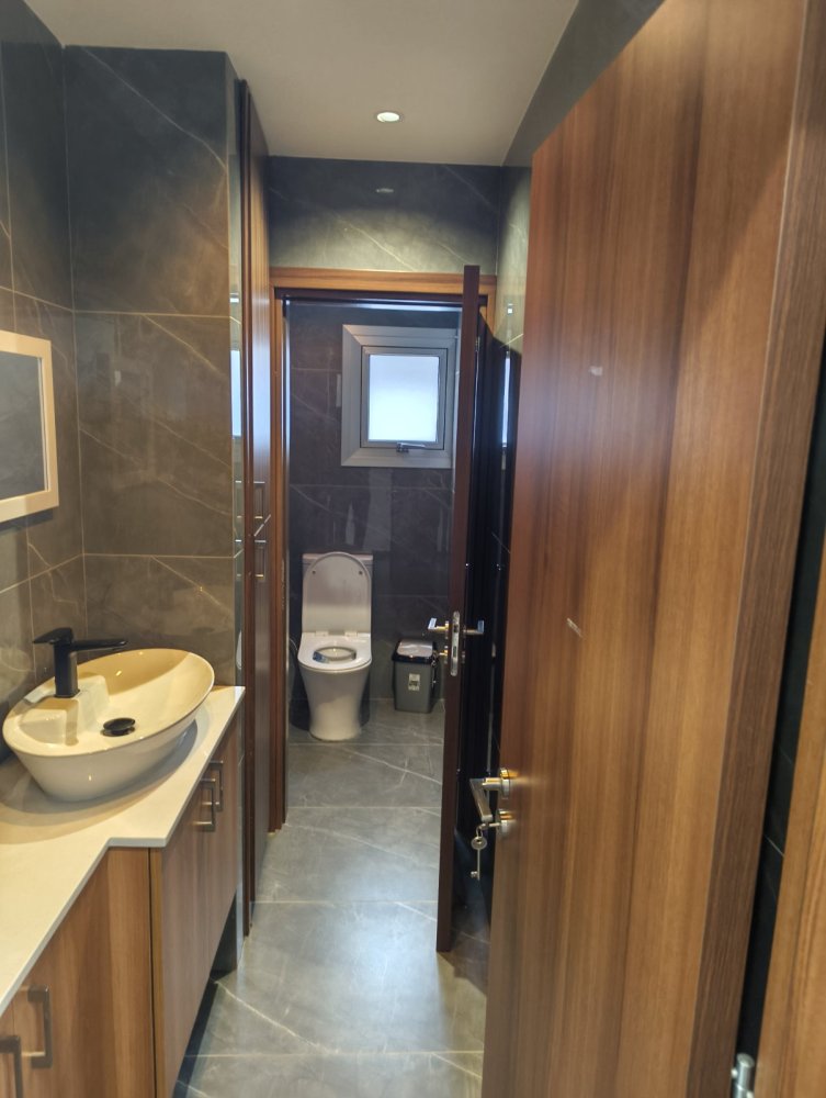 Офис с 5 комнатами в Ларнака, Кипр № 61372