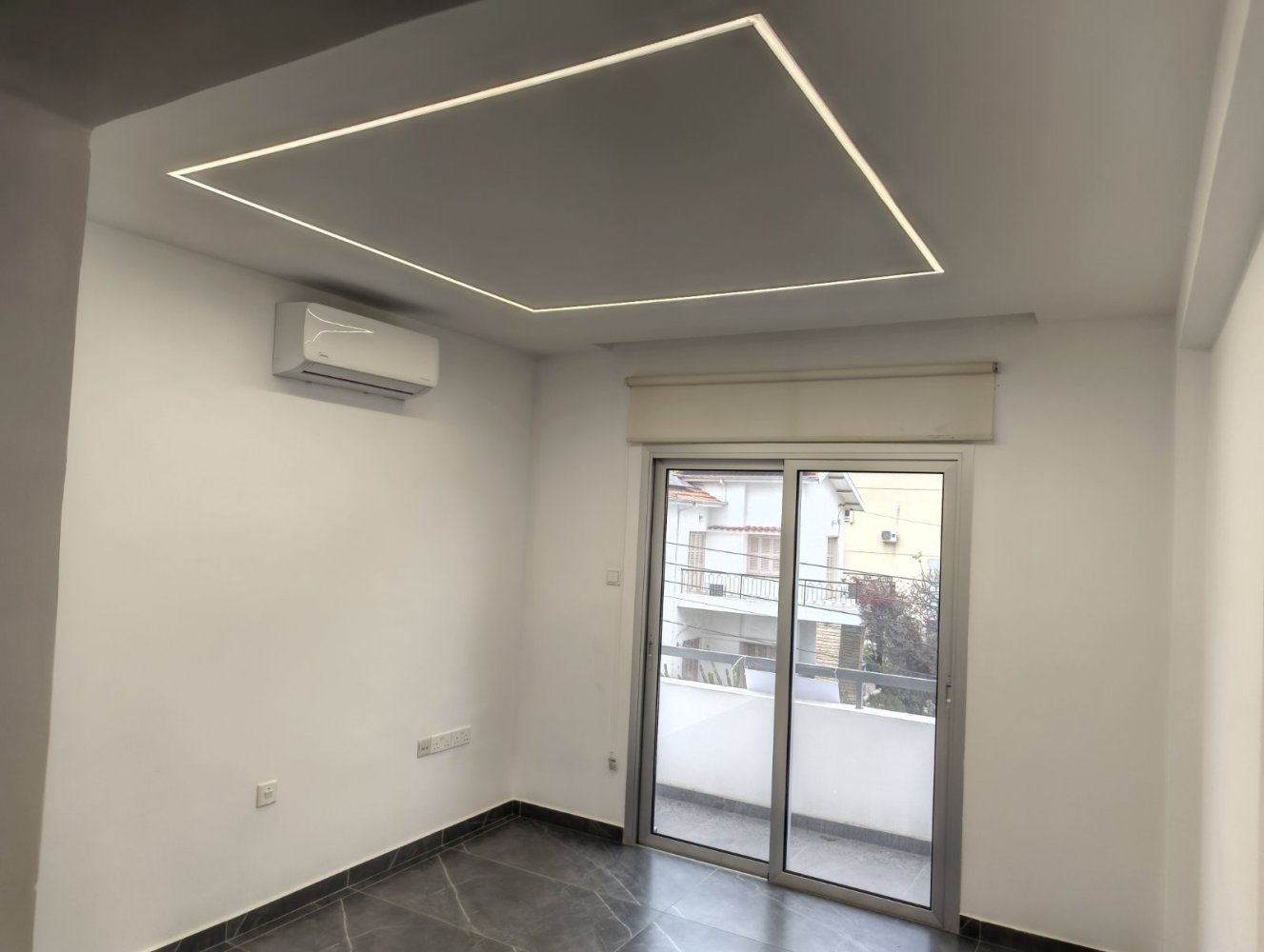 Офис с 5 комнатами в Ларнака, Кипр № 61372